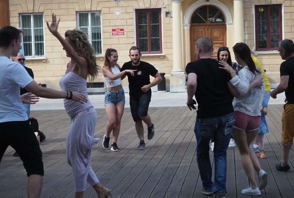  Lekcja tańca na Placu Litewskim (zdjęcie 7) - Autor: Wojciech Nieśpiałowski