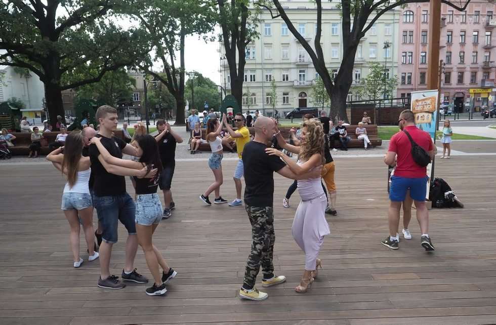  Lekcja tańca na Placu Litewskim  - Autor: Wojciech Nieśpiałowski