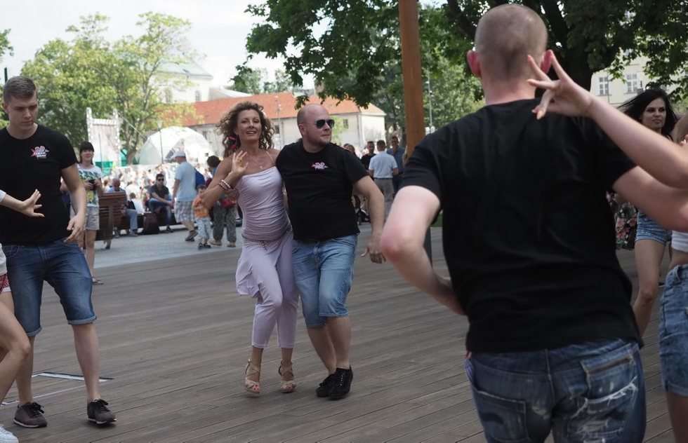  Lekcja tańca na Placu Litewskim (zdjęcie 11) - Autor: Wojciech Nieśpiałowski