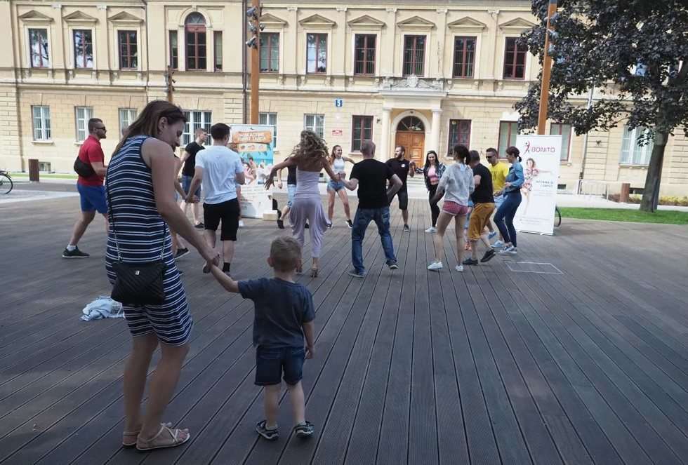  Lekcja tańca na Placu Litewskim (zdjęcie 5) - Autor: Wojciech Nieśpiałowski