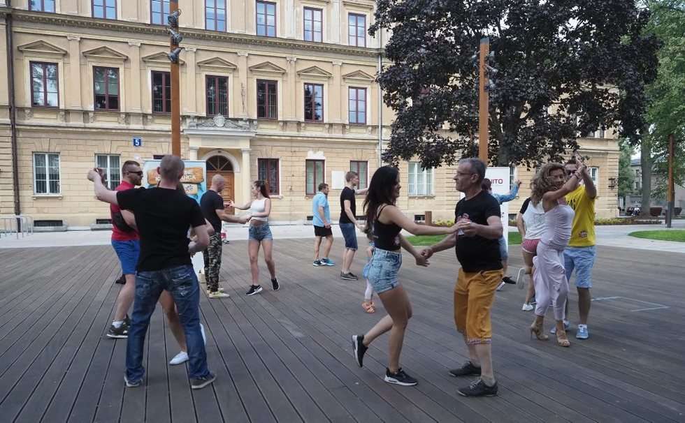  Lekcja tańca na Placu Litewskim (zdjęcie 9) - Autor: Wojciech Nieśpiałowski