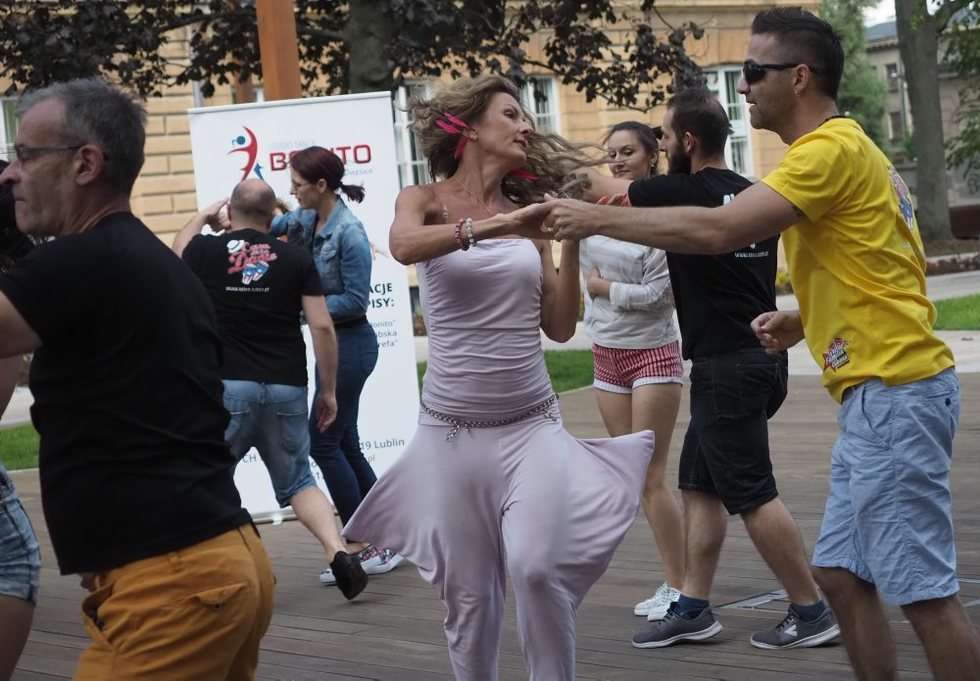  Lekcja tańca na Placu Litewskim (zdjęcie 8) - Autor: Wojciech Nieśpiałowski