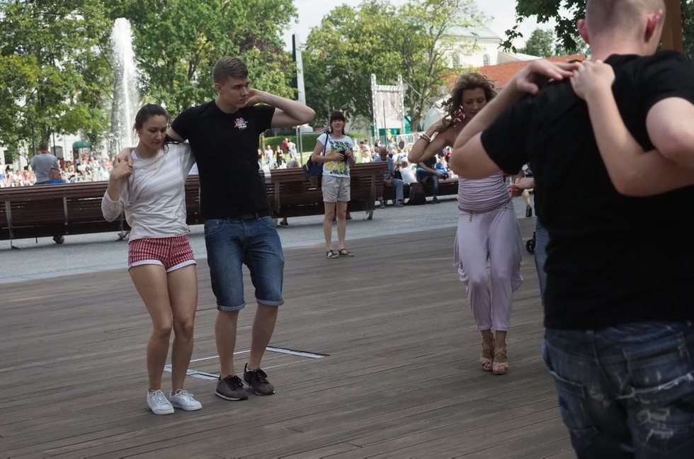  Lekcja tańca na Placu Litewskim (zdjęcie 10) - Autor: Wojciech Nieśpiałowski