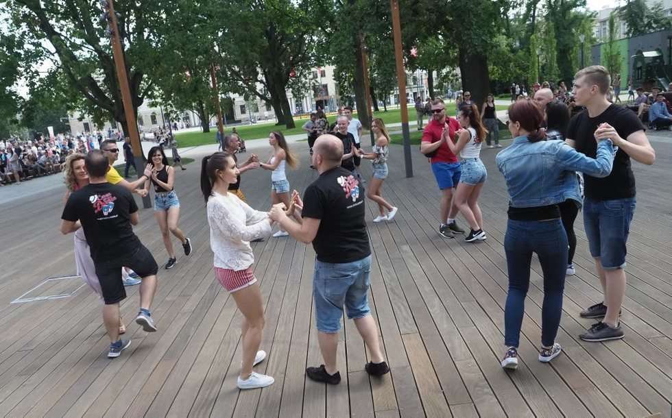  Lekcja tańca na Placu Litewskim (zdjęcie 12) - Autor: Wojciech Nieśpiałowski