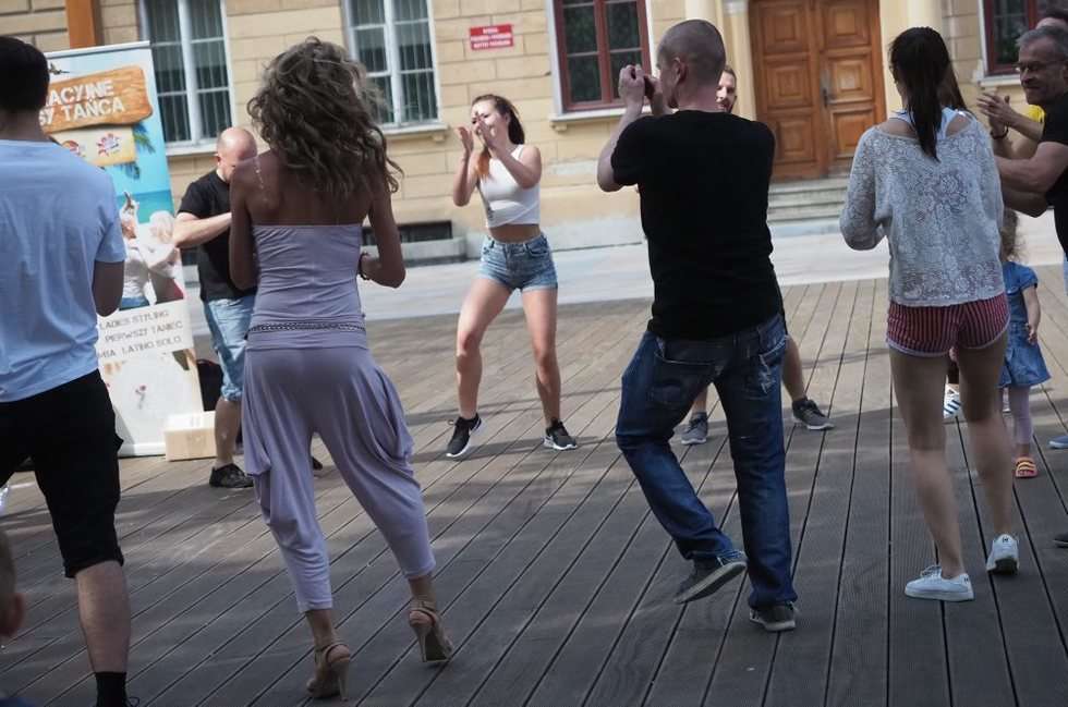  Lekcja tańca na Placu Litewskim (zdjęcie 6) - Autor: Wojciech Nieśpiałowski