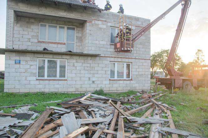 Zniszczony przez burzę dach w miejscowości Swaty w powiecie ryckim - Autor: Straż Pożarna Brzeziny