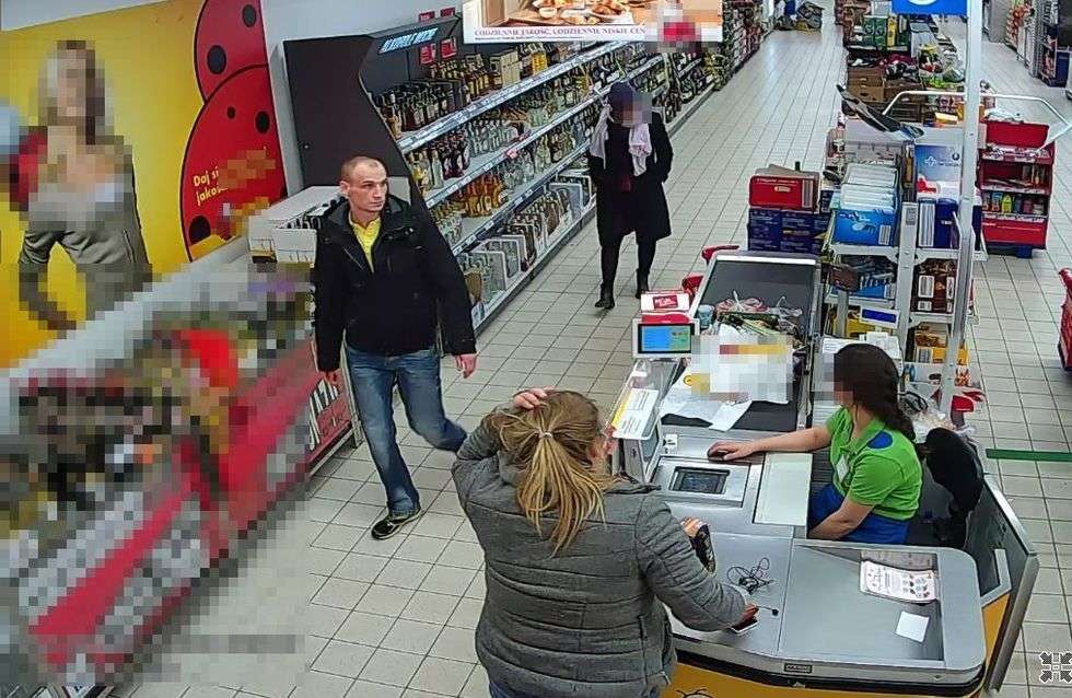  <p>Widoczny na zdjęciu mężczyzna ukradł ze sklepu perfumy</p>