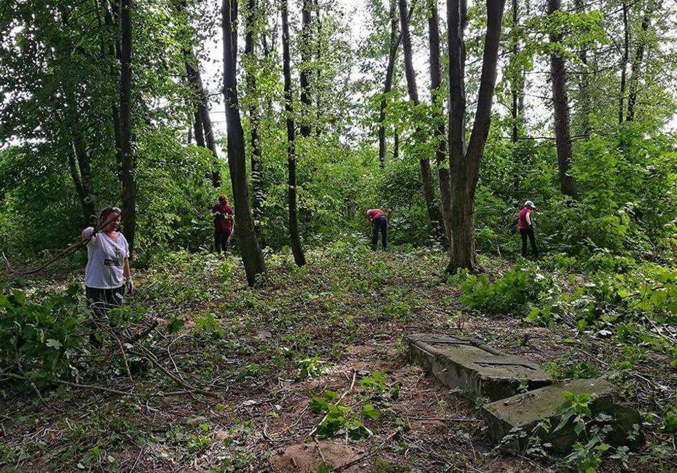  Szukają zbiorowych mogił  na opuszczonych cmentarzach (zdjęcie 5) - Autor: Piotr Sewruk i Teresa Klimowicz