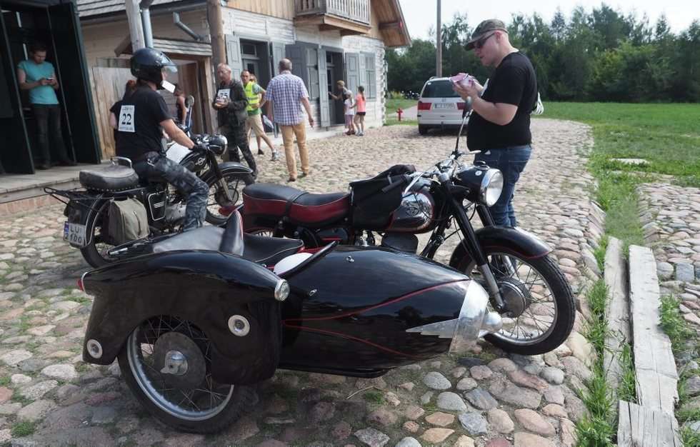  Zabytkowe motocykle w skansenie (zdjęcie 12) - Autor: Wojciech Nieśpiałowski