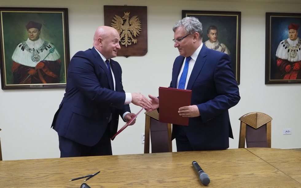  Podpisanie umowy na UM (zdjęcie 9) - Autor: Wojciech Nieśpiałowski