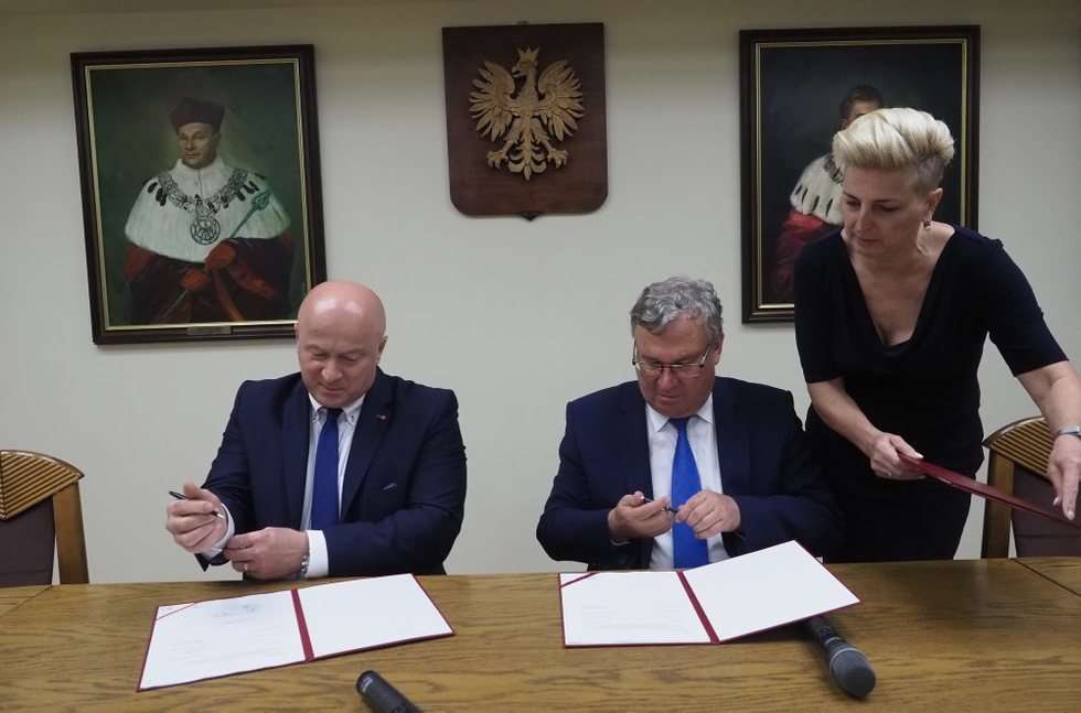  Podpisanie umowy na UM (zdjęcie 8) - Autor: Wojciech Nieśpiałowski