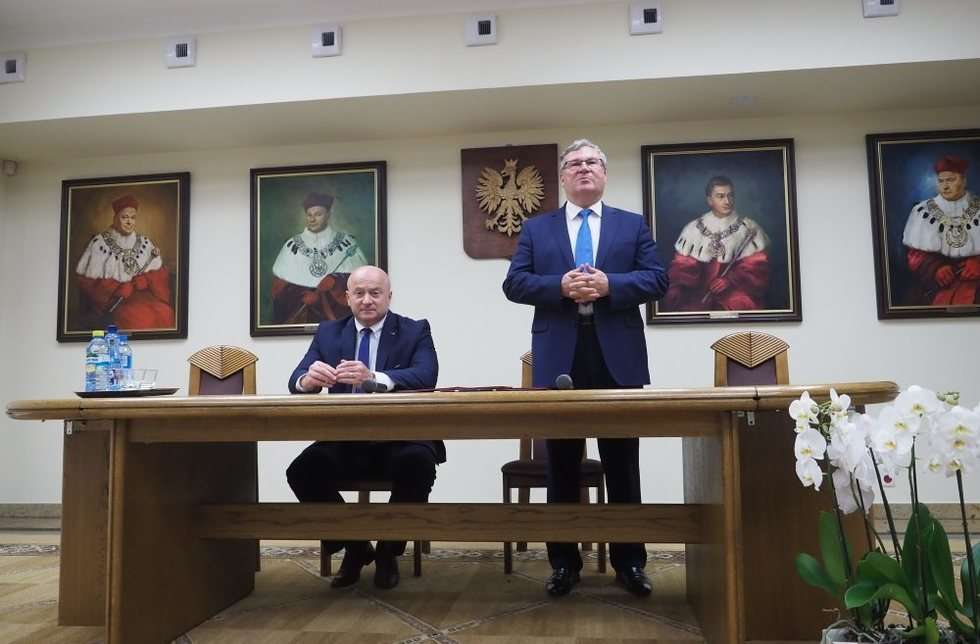  Podpisanie umowy na UM (zdjęcie 4) - Autor: Wojciech Nieśpiałowski