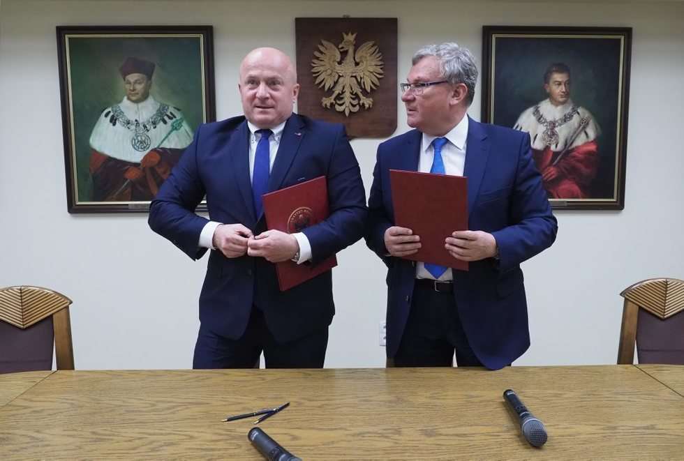  Podpisanie umowy na UM (zdjęcie 12) - Autor: Wojciech Nieśpiałowski