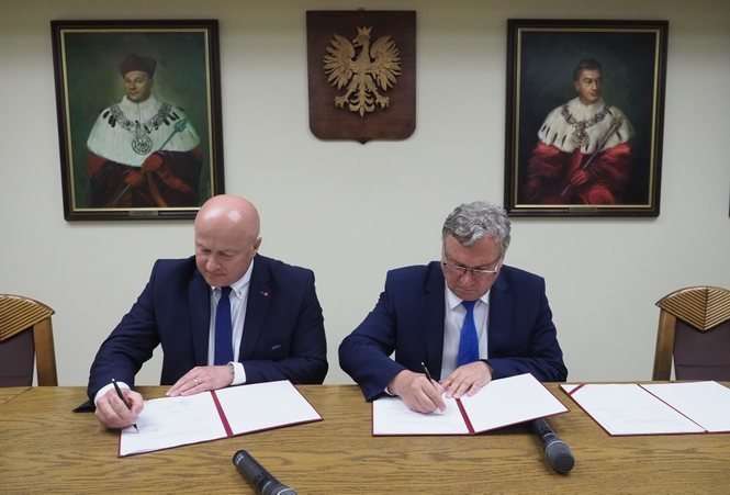 Podpisanie umowy na UM - Autor: Wojciech Nieśpiałowski