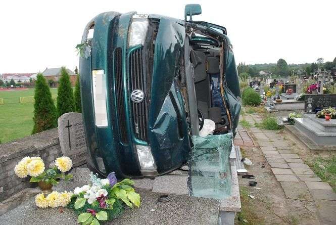 Samochód wylądował na nagrobkach - Autor: KPP w Krasnymstawie