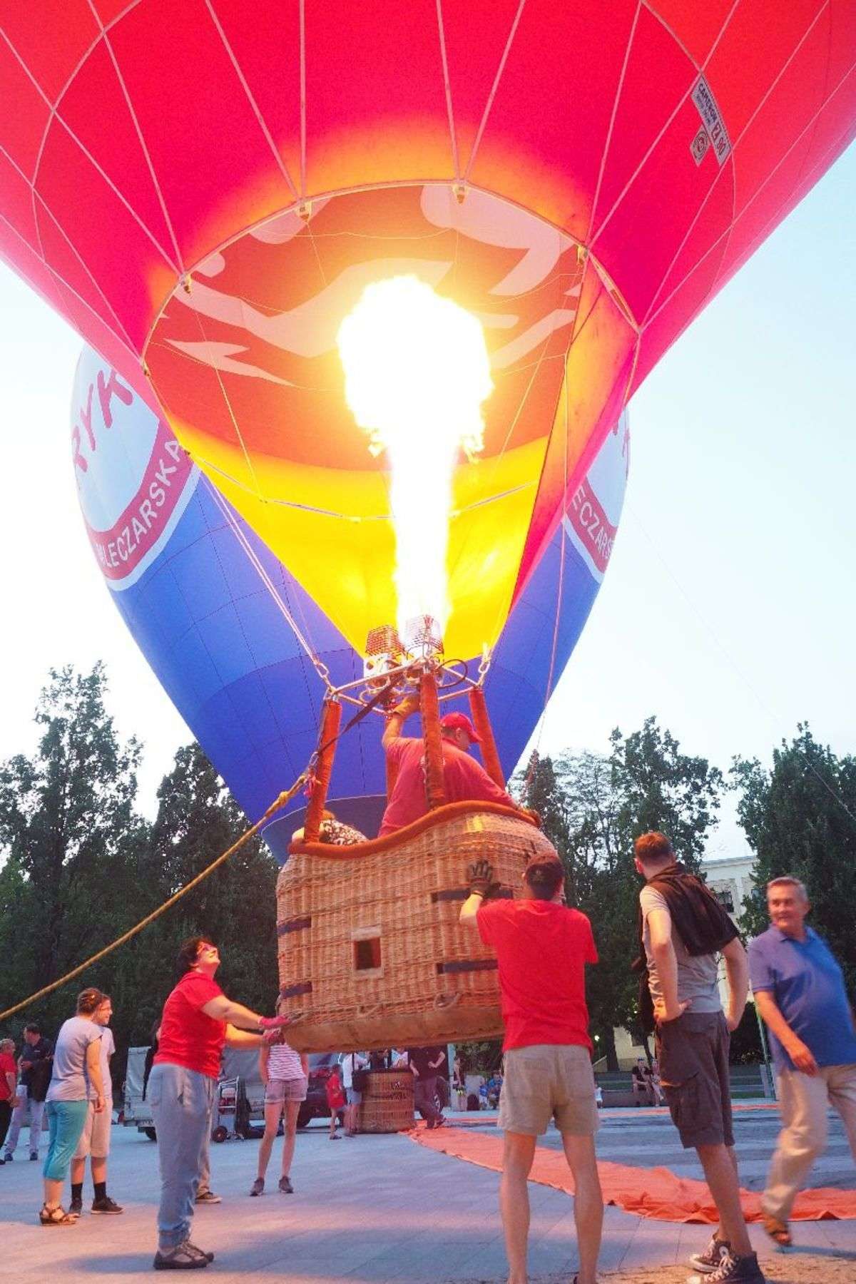 Prezentacja balonów przed lubelskim CSK