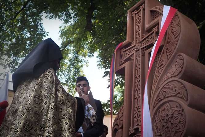 Chaczkar z Armenii odsłonięty i poświęcony