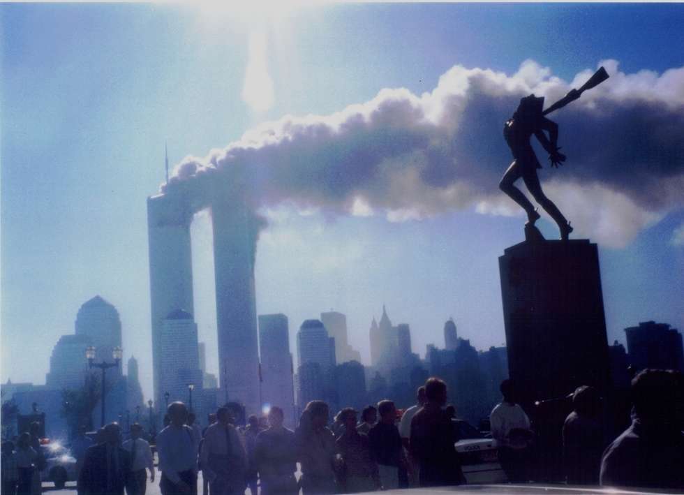  <p>Słynny&nbsp;katyński monument Andrzeja Pityńskiego w&nbsp;dniu ataku na nowojorski World Trade Center 11 września 2001 roku</p>