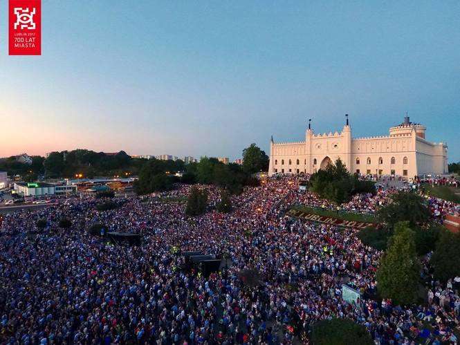 Koncert Zakochani w Lublinie na placu Zamkowym. Zdjęcia z drona