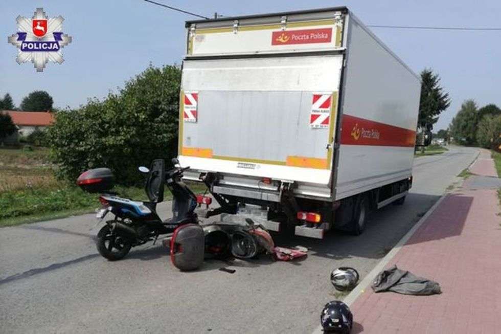  Najechał ciężarówką na skutery (zdjęcie 1) - Autor: Policja
