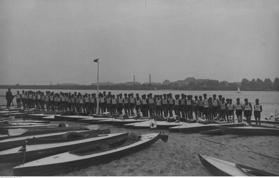 <p class="Normal">Spływ kajakowy puławskiego oddziału Związku Strzeleckiego na trasie Puławy - Morze Bałtyckie. 1936 rok</p>
