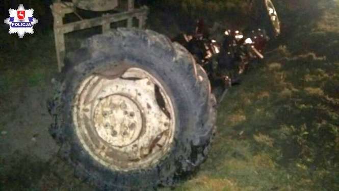 Po zderzeniu z samochodem traktor rozpadł się na części - Autor: Policja