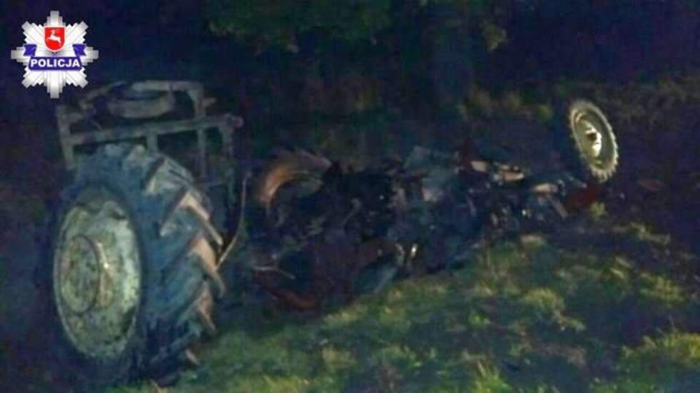  Po zderzeniu z samochodem traktor rozpadł się na części  - Autor: Policja