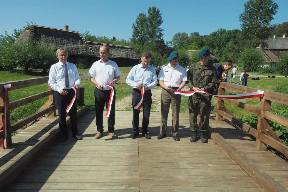  Żołnierze wyremontowali muzealny most (zdjęcie 4) - Autor: Maciej Kaczanowski