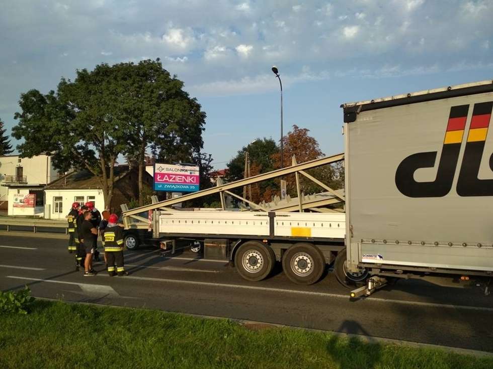  Ładunek przechylił się z ciężarówki na ciężarówkę (zdjęcie 4) - Autor: Paweł Buczkowski