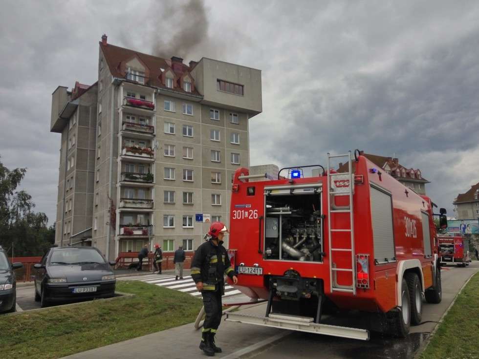  Ul. Oratoryjna: Pożar dachu w budynku (zdjęcie 29) - Autor: Maciej Kaczanowski
