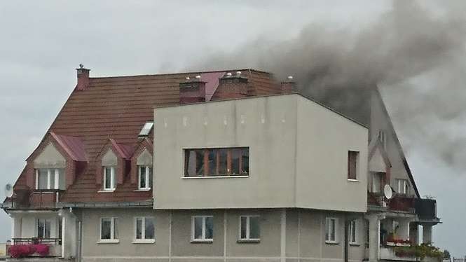 Ul. Oratoryjna: Pożar dachu w budynku