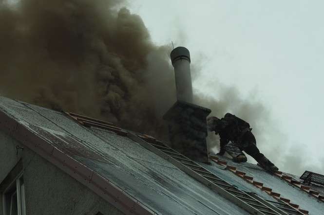 Ul. Oratoryjna: Pożar dachu w budynku - Autor: Maciej Kaczanowski