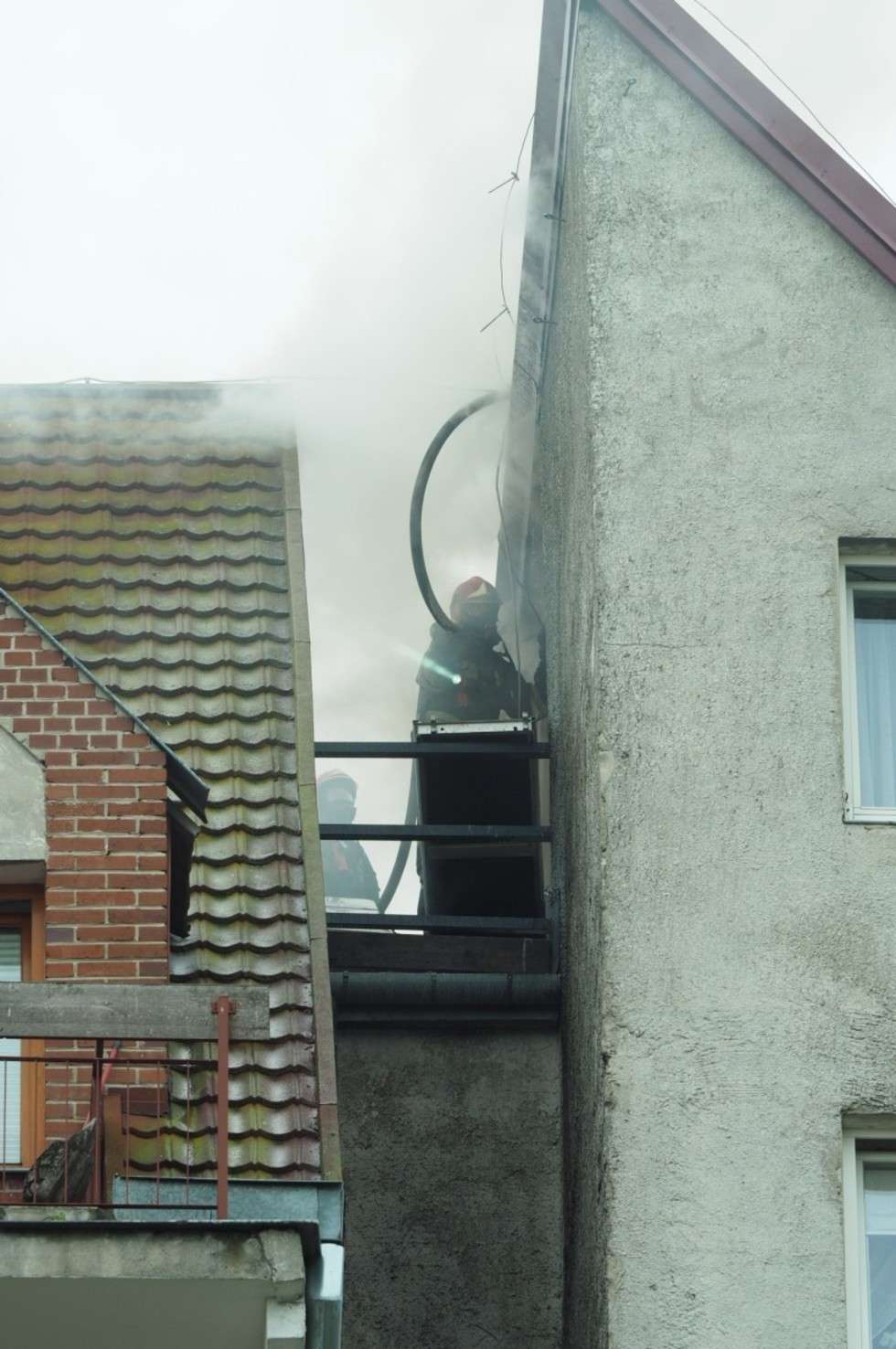  Ul. Oratoryjna: Pożar dachu w budynku (zdjęcie 3) - Autor: Maciej Kaczanowski