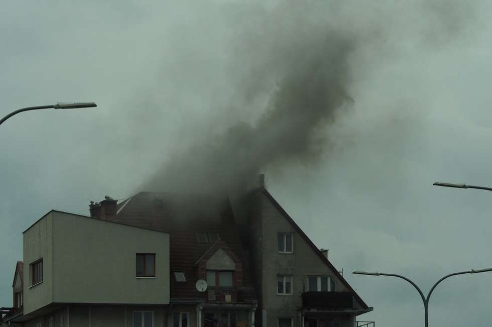  Ul. Oratoryjna: Pożar dachu w budynku (zdjęcie 5) - Autor: Maciej Kaczanowski