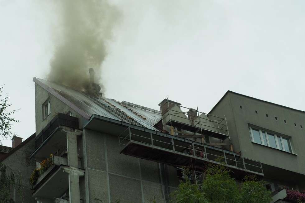  Ul. Oratoryjna: Pożar dachu w budynku (zdjęcie 12) - Autor: Maciej Kaczanowski