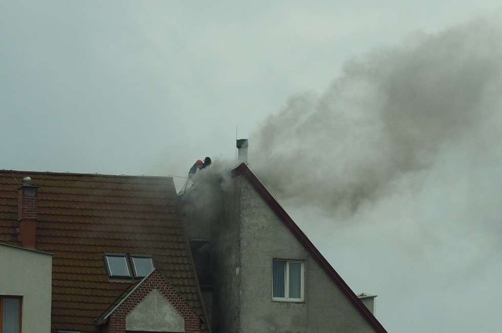  Ul. Oratoryjna: Pożar dachu w budynku (zdjęcie 2) - Autor: Maciej Kaczanowski
