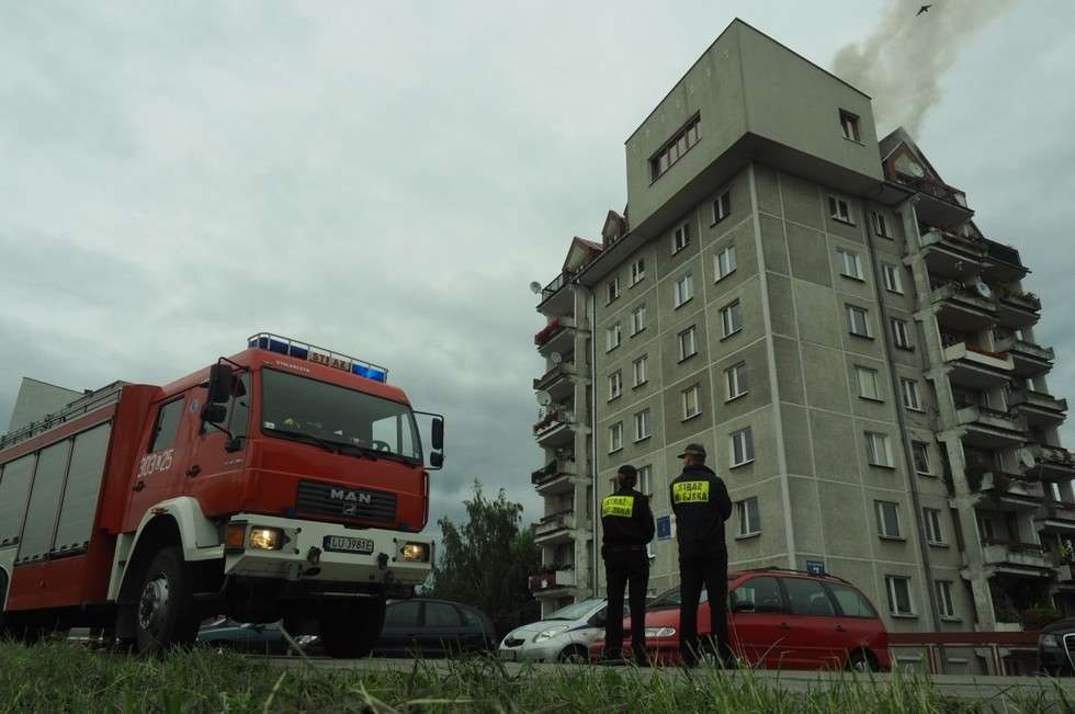  Ul. Oratoryjna: Pożar dachu w budynku (zdjęcie 22) - Autor: Maciej Kaczanowski