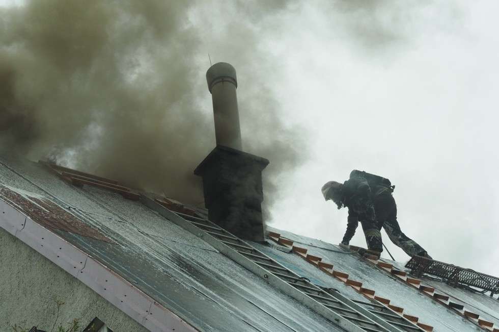  Ul. Oratoryjna: Pożar dachu w budynku (zdjęcie 13) - Autor: Maciej Kaczanowski