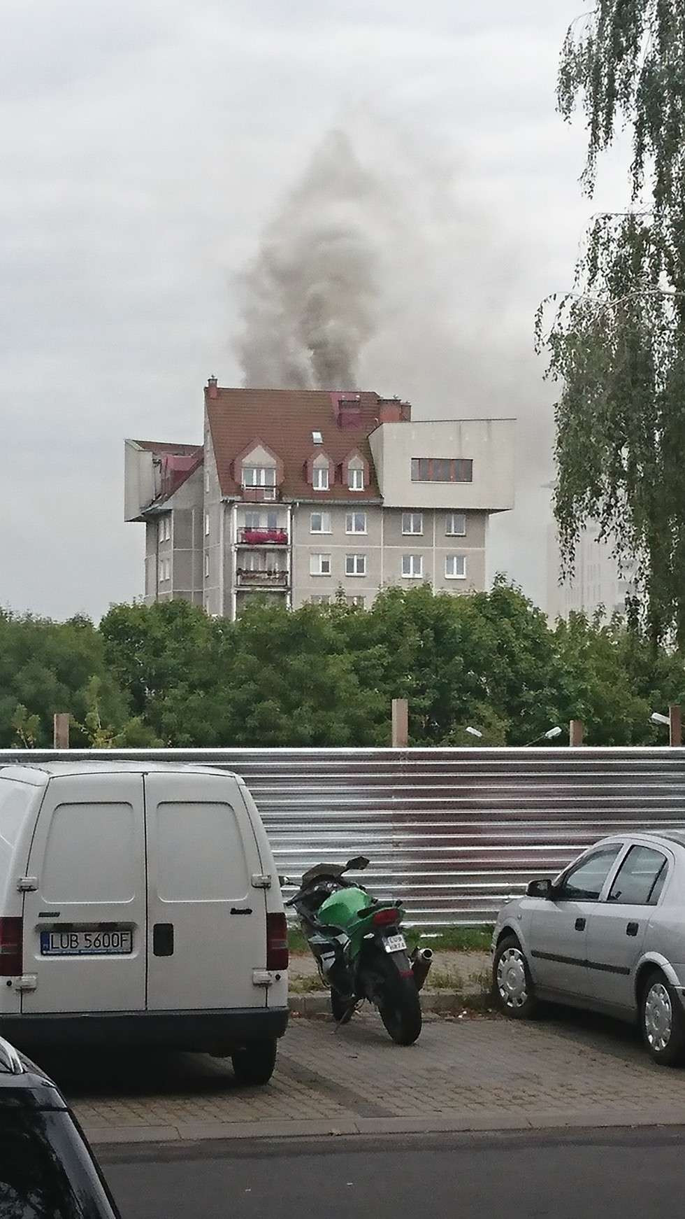  Ul. Oratoryjna: Pożar dachu w budynku (zdjęcie 28) - Autor: Andrzej Drzewiecki 