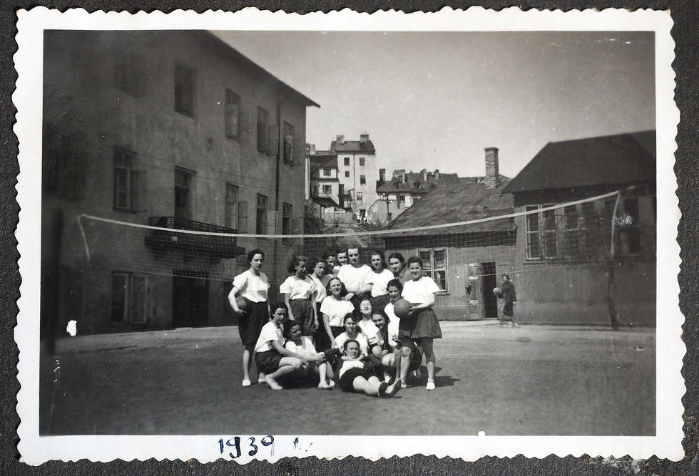  <p>&ndash;&nbsp;Na kolejnym zdjęciu widać babcię (siedzi druga z&nbsp;lewej) i&nbsp;jej koleżanki w&nbsp;szkolnych mundurkach sfotografowane w&nbsp;czasie lekcji gimnastyki na boisku na Podwalu. To zdjęcie też było zrobione w&nbsp;1939 roku.</p>