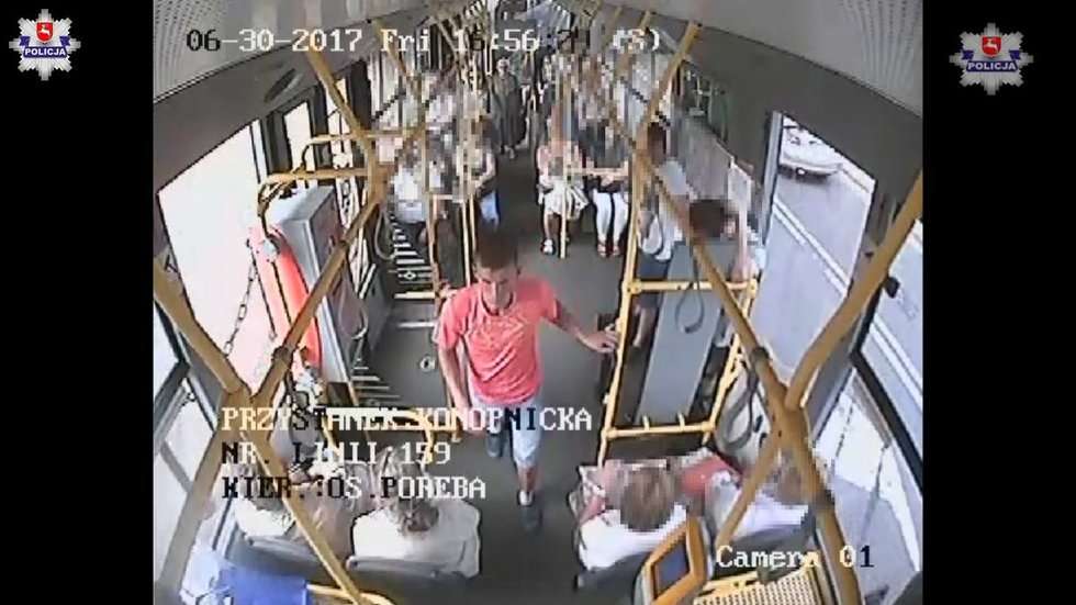  Zerwał kobiecie łańcuszek. Monitoring z trolejbusu (zdjęcie 1) - Autor: Policja