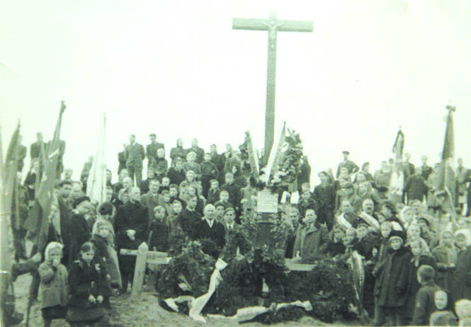 <p>Krzyż upamiętniający zbrodnię na wale wiślanym - 1947 r.</p>
