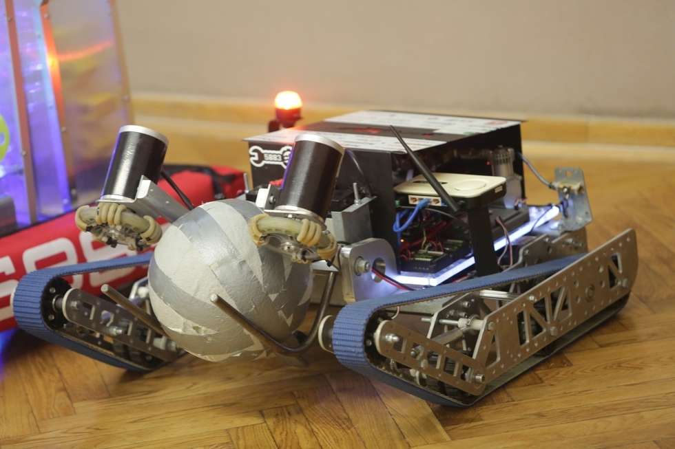  Roboty skonstruowane przez uczniów z grupy Spice Gears (zdjęcie 3) - Autor: Wojciech Nieśpiałowski