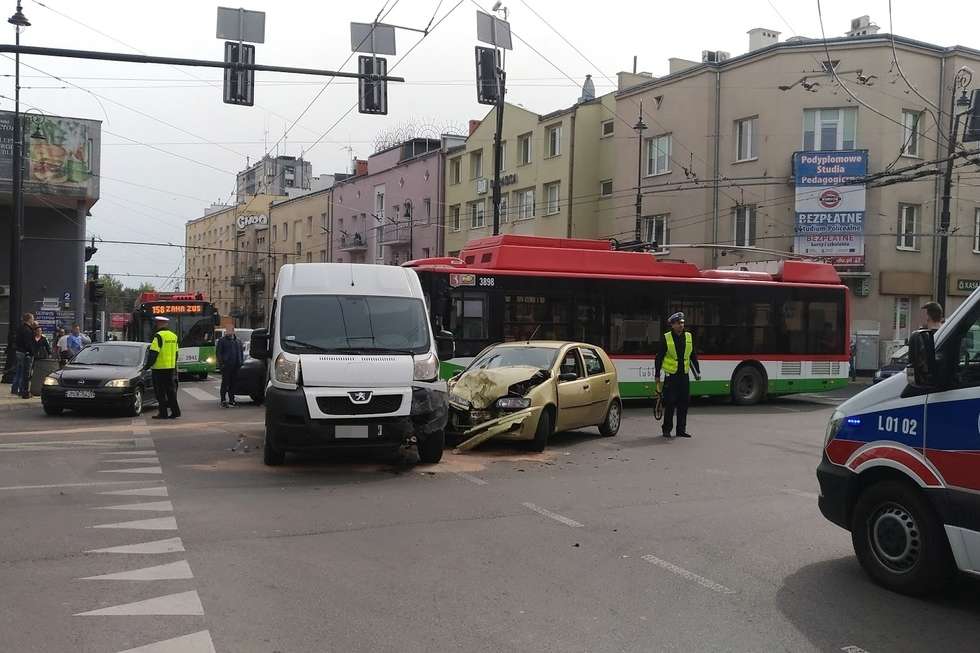  Wypadek na skrzyżowaniu Lipowa-Narutowicza-Piłsudskiego (zdjęcie 2) - Autor: Grzegorz Rekiel