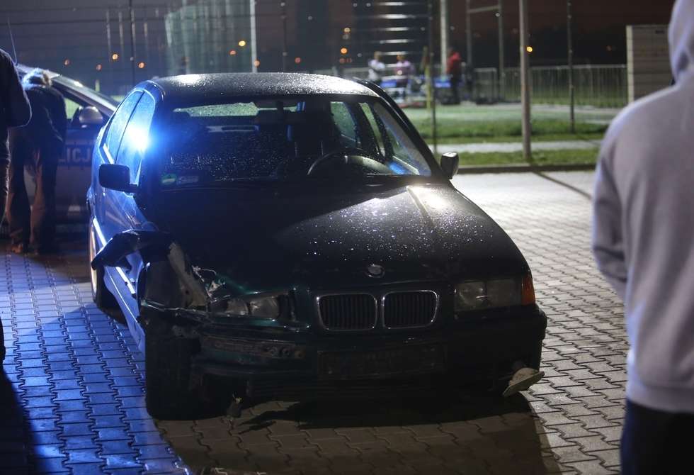  Kierowca BMW wjechał w ogrodzenie boiska przy Arenie Lublin (zdjęcie 4) - Autor: ŁM