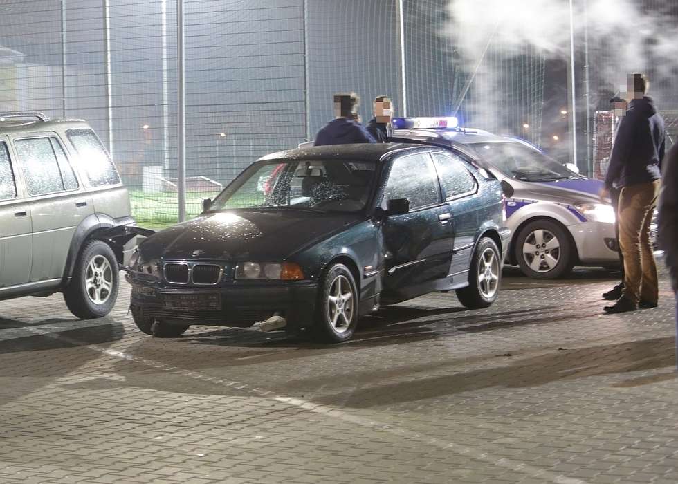  Kierowca BMW wjechał w ogrodzenie boiska przy Arenie Lublin (zdjęcie 2) - Autor: ŁM