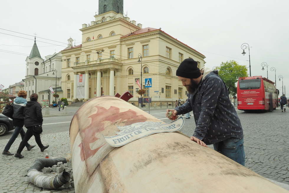  Lublin: Wielka gaśnica leży koło Bramy Krakowskiej (zdjęcie 11) - Autor: Maciej Kaczanowski