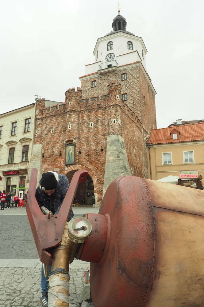 Lublin: Wielka gaśnica leży koło Bramy Krakowskiej