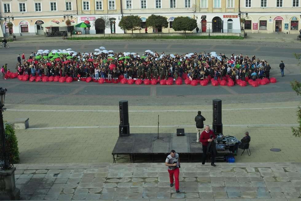  Licealiści Lublinowi: flaga miasta ułożona z parasolek na pl. Zamkowym (zdjęcie 12) - Autor: Maciej Kaczanowski