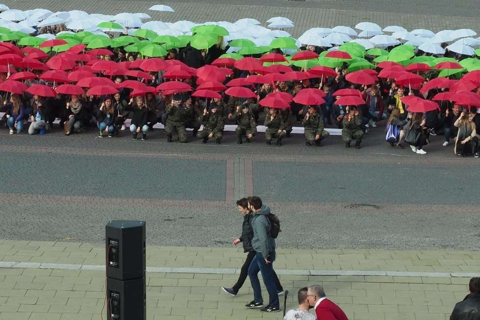  Licealiści Lublinowi: flaga miasta ułożona z parasolek na pl. Zamkowym (zdjęcie 9) - Autor: Maciej Kaczanowski